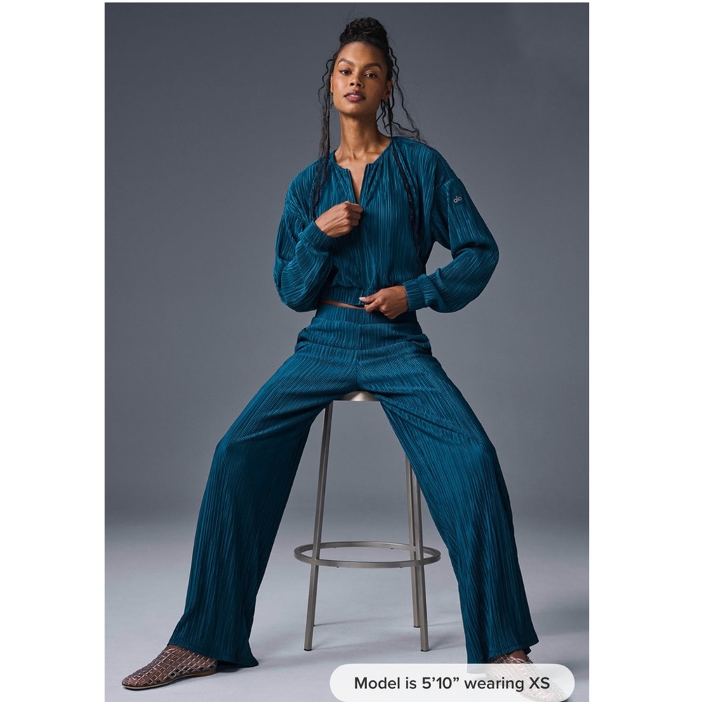 EUC Alo Yoga Micro Plissé Pant in Eclipse Blue (Size Small)